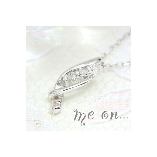 【me on...】高級感のあるウェーブライン。18金(18K)ホワイトゴールド3連ダイヤモンドネックレス