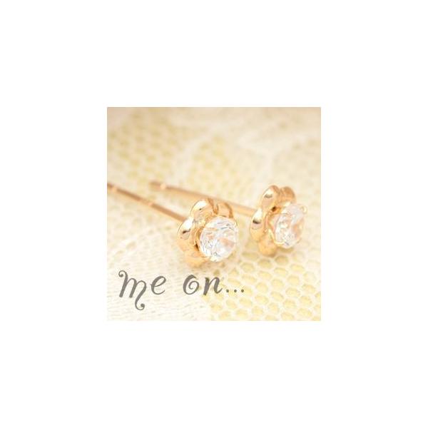 【me on...】K10イエローゴールド(YG)・キュービックジルコニア付ぷっくりとした花びらが可愛い、フラワーモチーフシンプルピアス