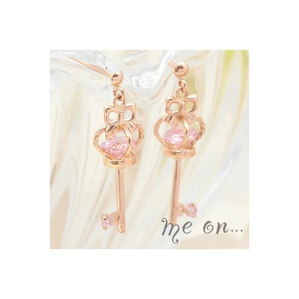 【me on...】K10ピンクゴールド(PG)・小さな鍵に秘められた桜色の輝きが愛らしい王冠の鍵モチーフピアス