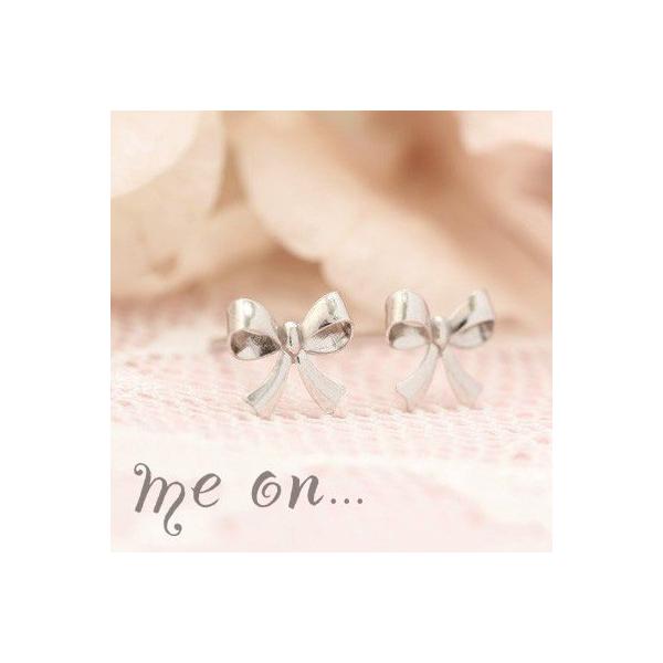 【me on...】手で結んだような繊細な手作り感が上品!K10ホワイトゴールドシンプル・リボンモチーフプチピアス