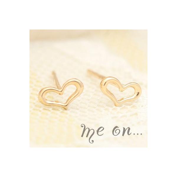 【me on...】K10イエローゴールド(YG)手書きのハートは天使の羽根のよう、カジュアルに上質感をプラスしたいデイリー派のオープンハートピアス