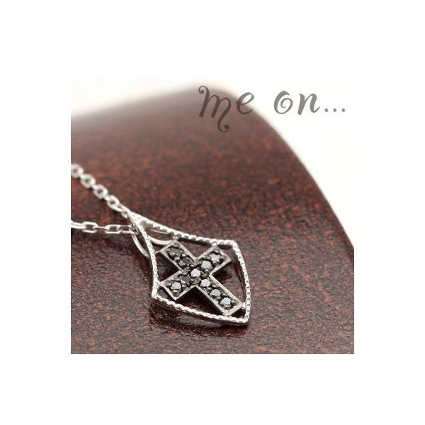 【me on...】ブラックダイヤモンドで刻まれた十字架の紋章K10ホワイトゴールドクロスモチーフネックレス